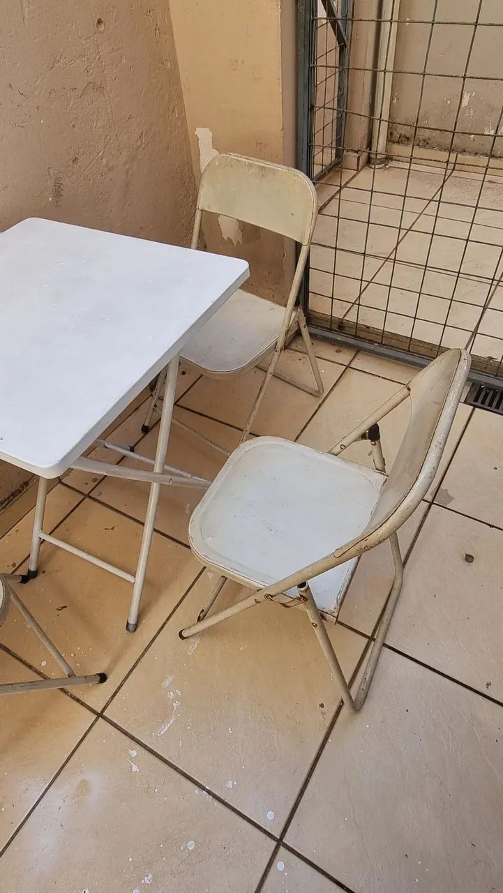 Mesa Dobrável + 3 Cadeiras - Usadas - Foto 3