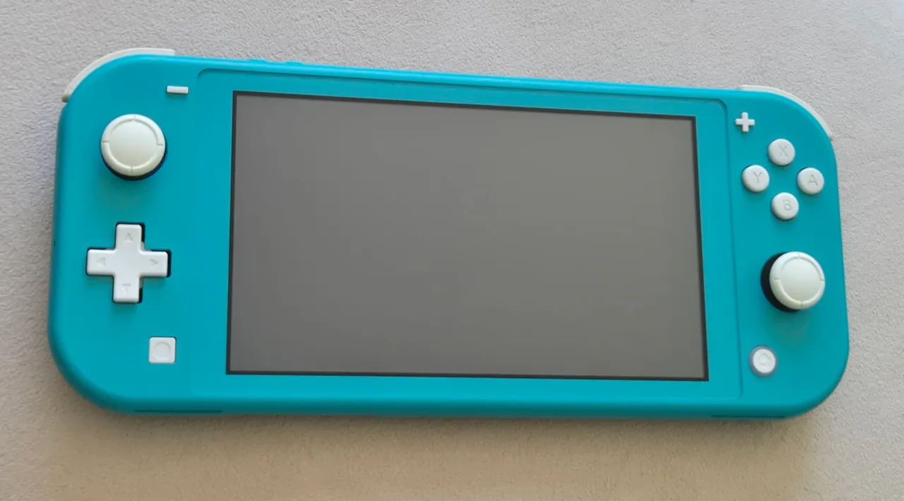 Nintendo Switch Lite, acompanha case protetora e carregador original.