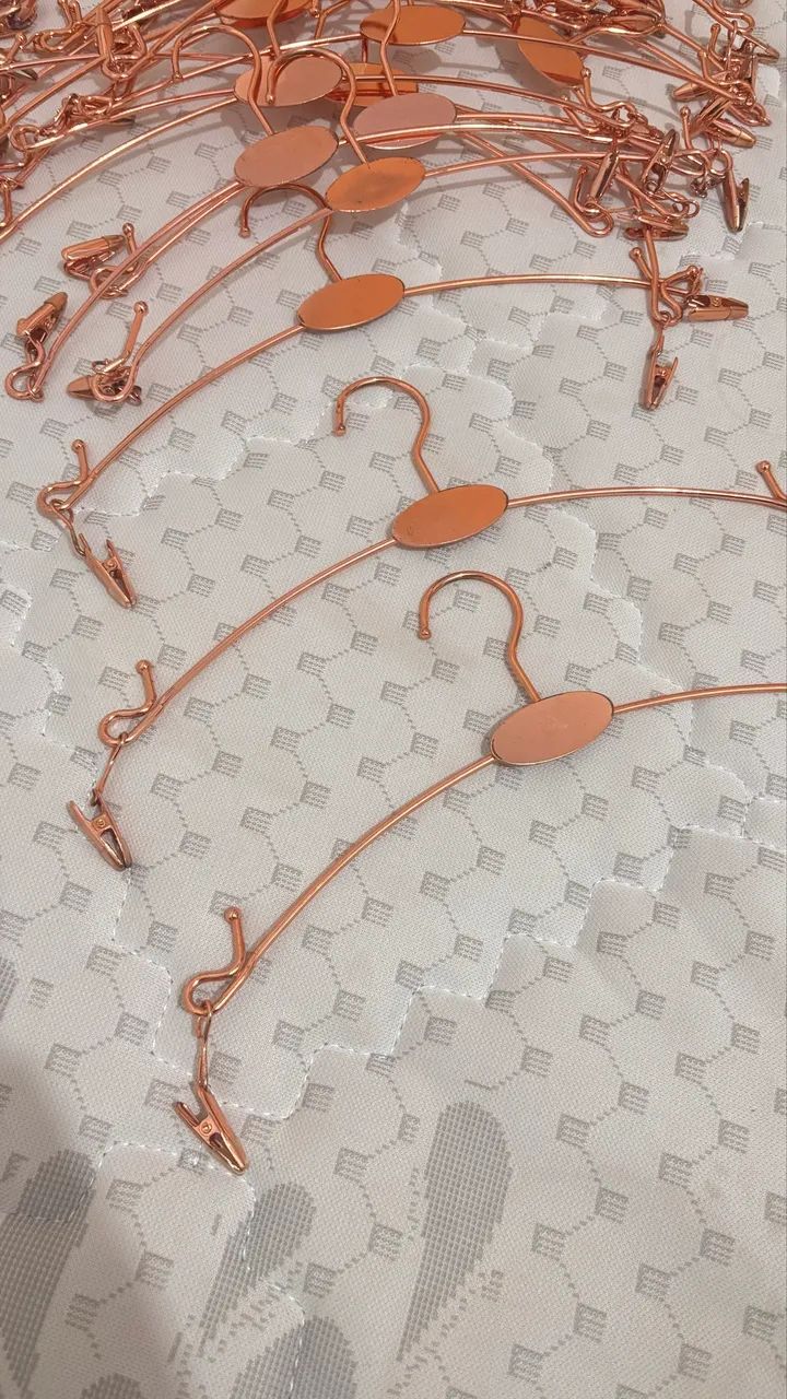 Cabides rose gold com presilhas 