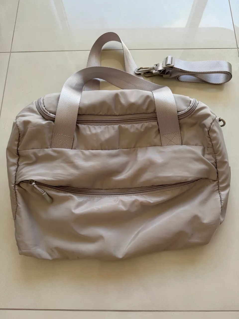 Bolsa bege de cetim 
