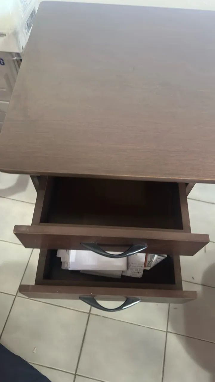 Mesa de escritório com gavetas 