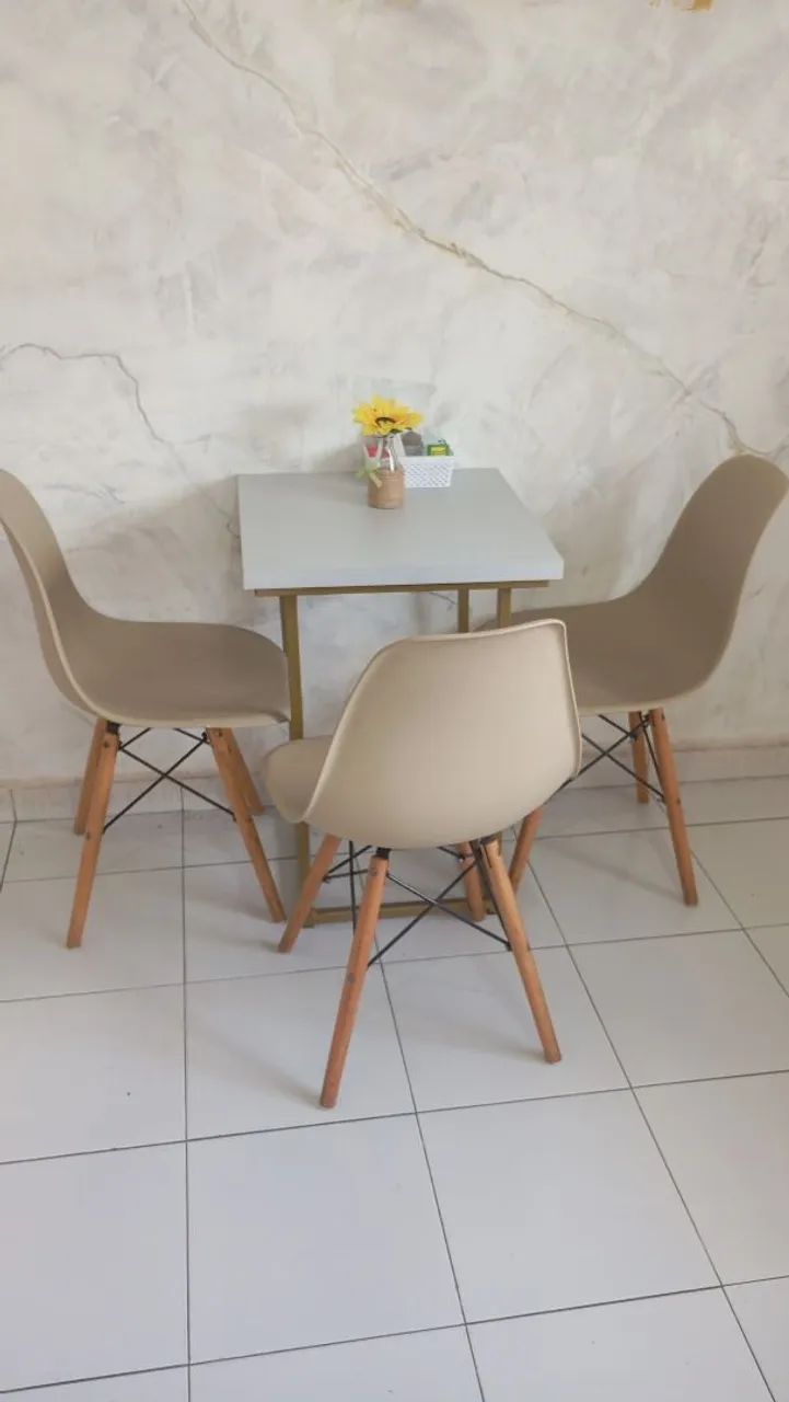 Jogo de mesa mais duas cadeiras