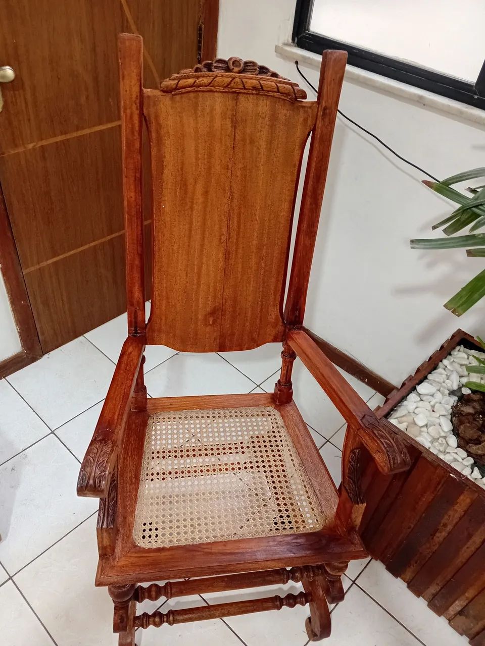 Cadeira de balanço de madeira com molas - Foto 3