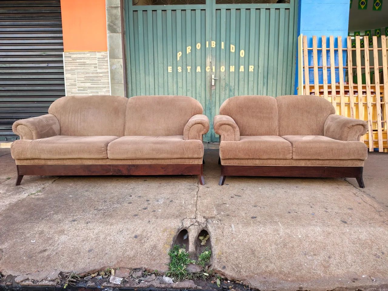 Vendo jogo de sofá de 2 e 3 lugares rústico 