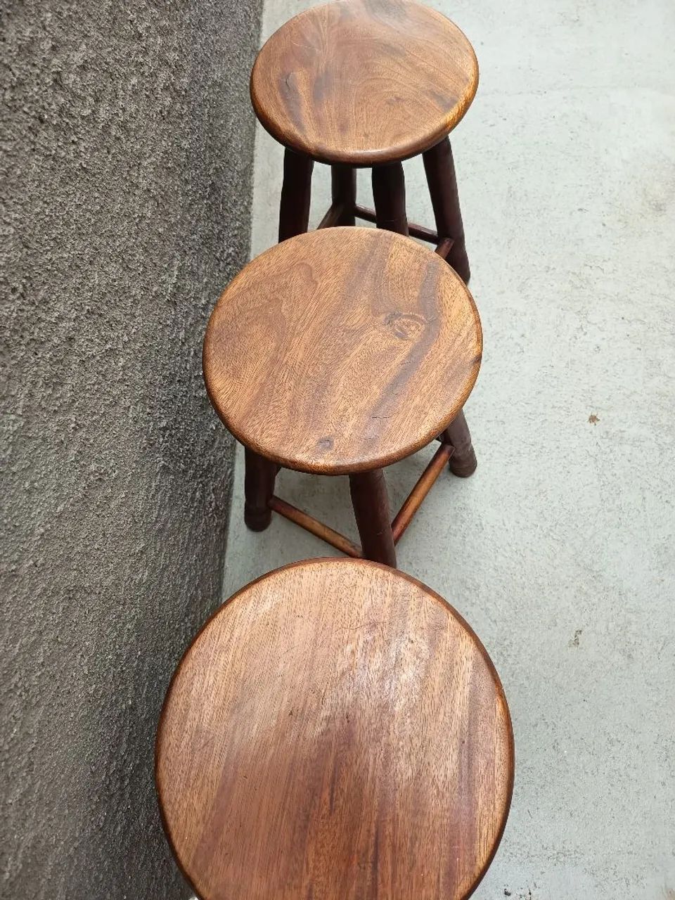 Vendo Banquinho de madeira maciça  - Foto 3