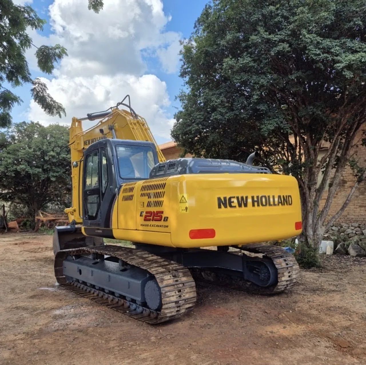 Escavadeira New Holland E 215 B ano 2014, com 5.000 horas, ar condicionado, em SP - Foto 2