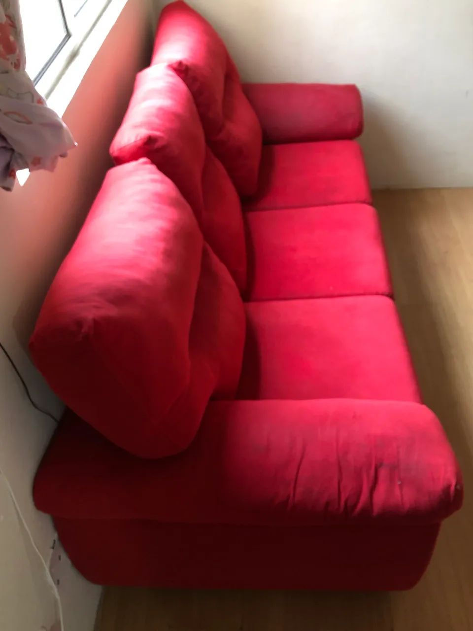 Sofá Vermelho com Almofadas - Foto 2