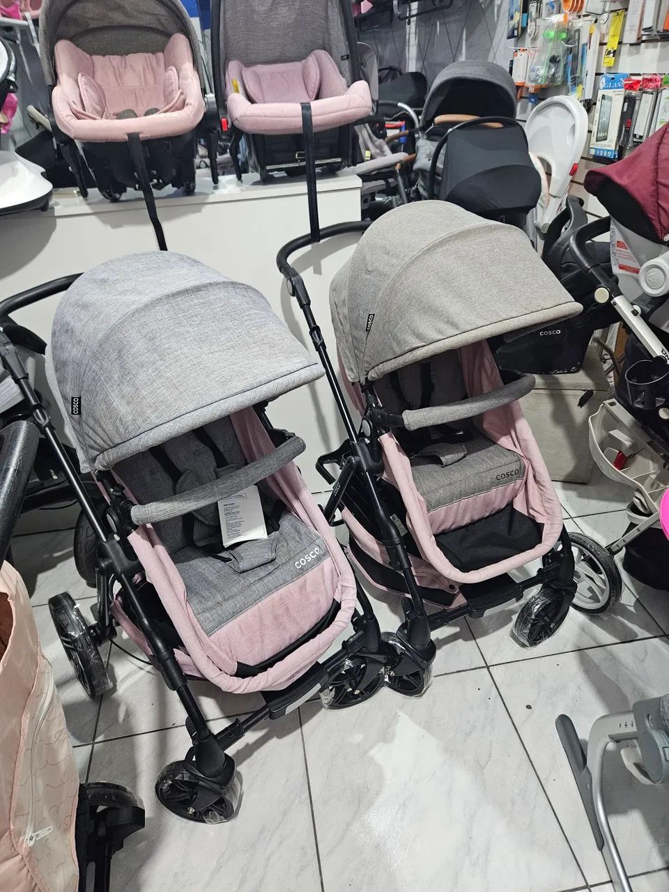Carrinho Moisés  cosco mais bebê conforto  e base veicular  novos R$:999.00 cada um 