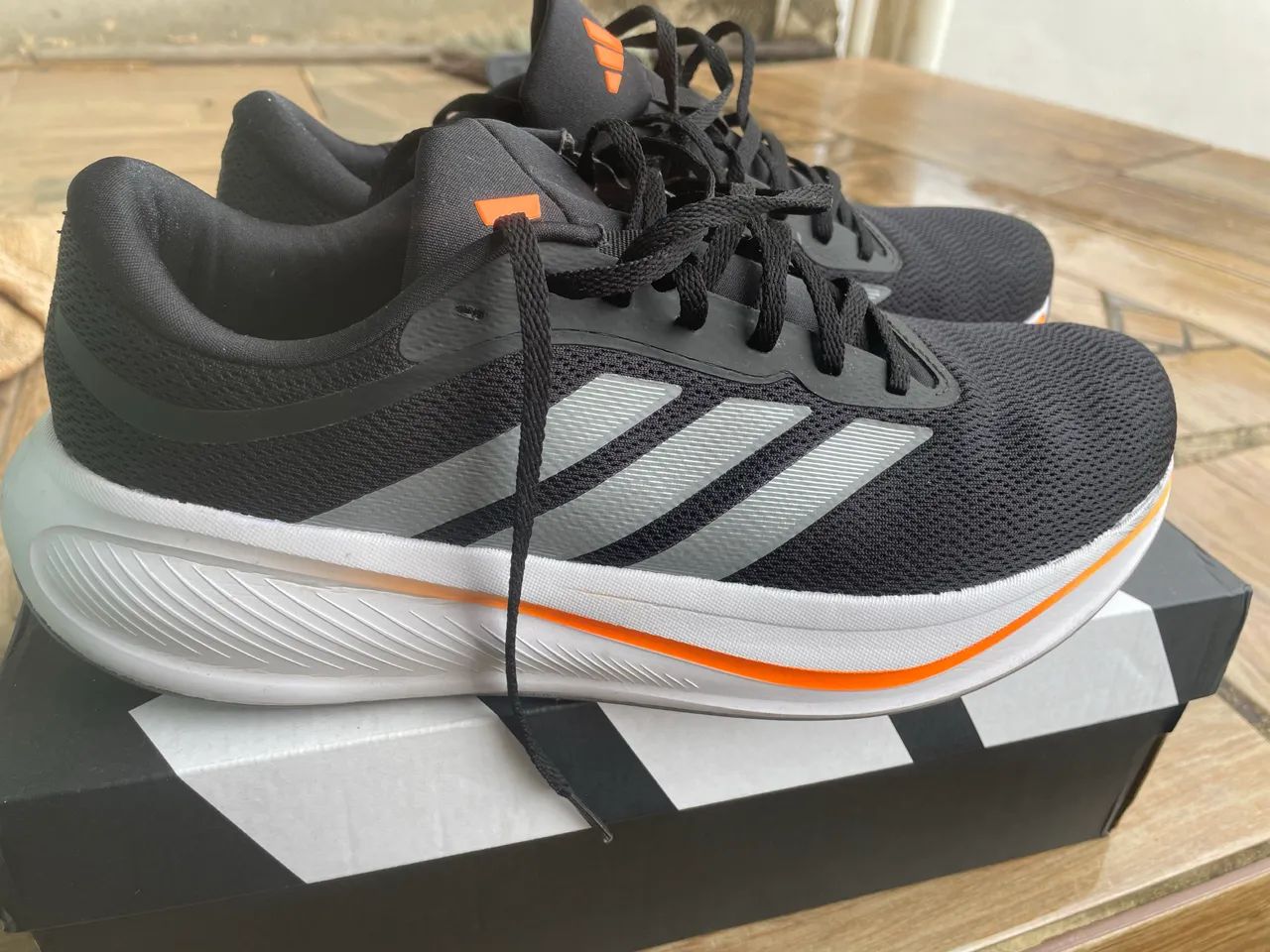Tênis adidas 