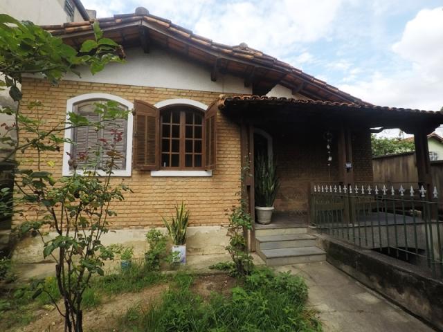 Casa 4 quartos com suite e 2 vagas de garagem lote grande