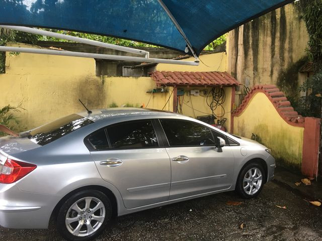 Vendo ou troco Honda Civic com teto solar e gnv com apenas 40 mil km imperdível - Foto 12