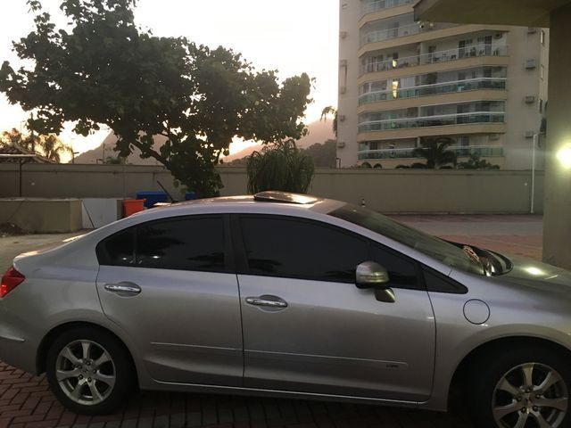 Vendo ou troco Honda Civic com teto solar e gnv com apenas 40 mil km imperdível - Foto 11