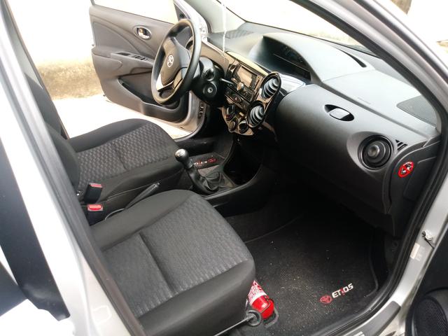Toyota Etios hatch 1.3x prata 15/15 em Juiz de Fora -MG - Foto 10