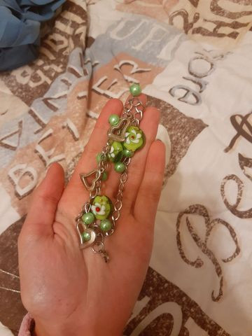 Pulseira verde com pingentes