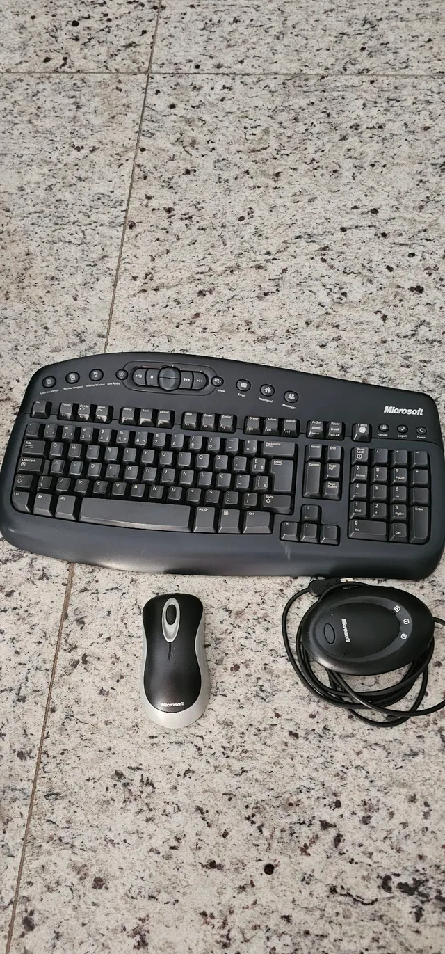 Kit de teclado e mouse sem fio Microsoft Wireless Comfort Desktop 5050  Espanhol de cor preto