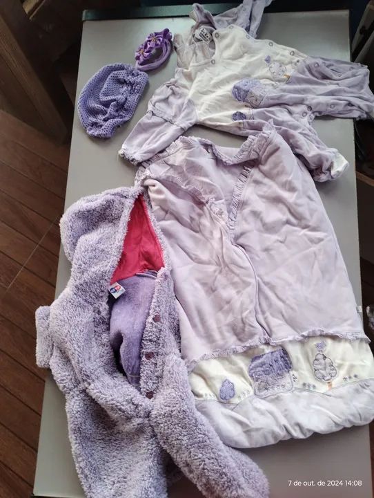 Lote de Roupas para Bebê - Macacão, Casaco e Acessórios
