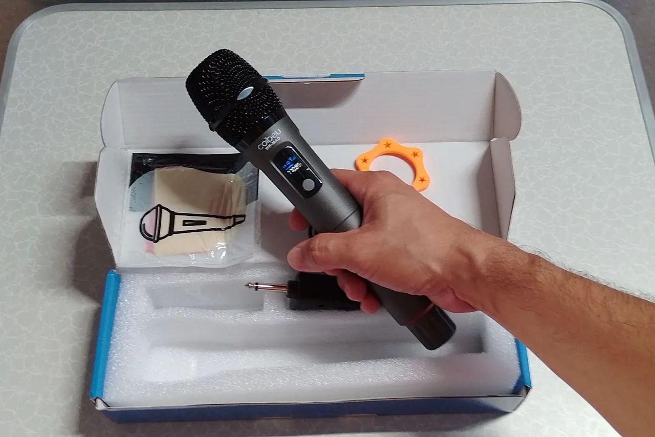 Microfone UHF sem fio Qualidade profissional recarregável  - Foto 2