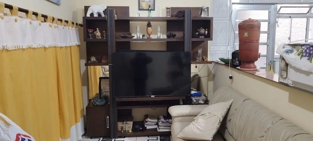 Estante de madeira para sala com prateleiras e nichos