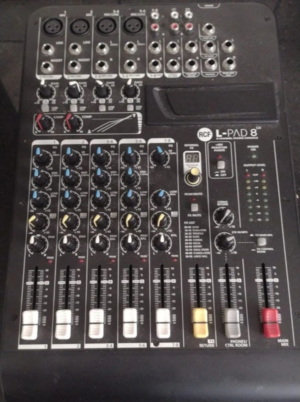 Mesa RCF L-Pad 8 Analógica com efeito