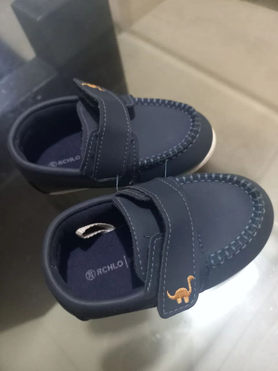 Sapatinho Infantil Azul com Detalhe de Dinossauro