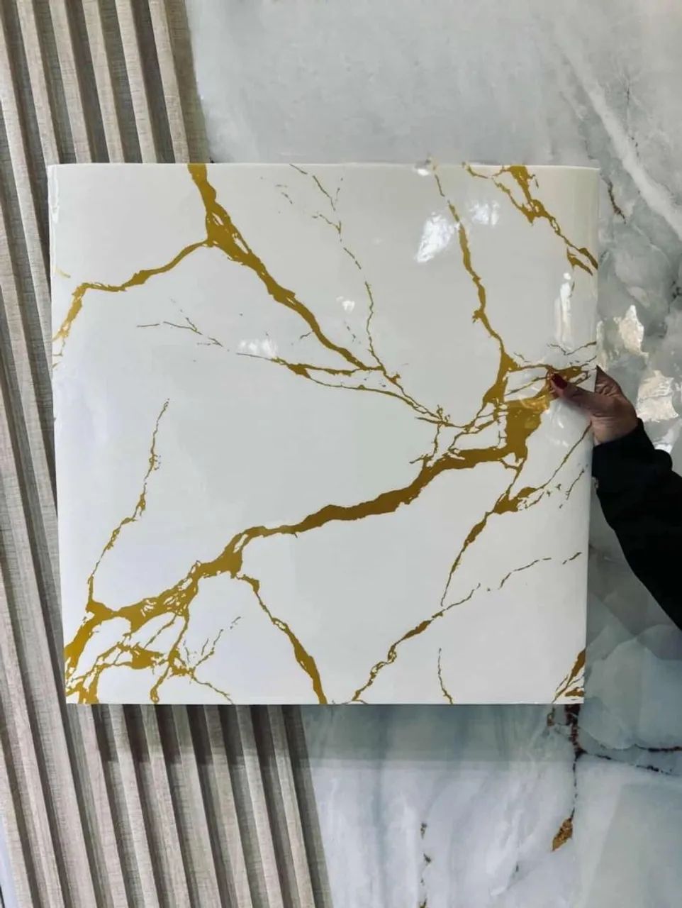 Marble-effect adhesive tile 60 cm x 60 cm