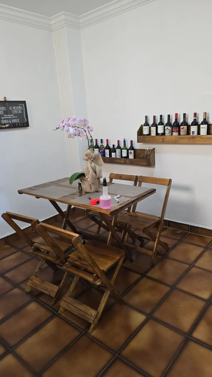 Mesa dobrável de madeira com 4 cadeiras