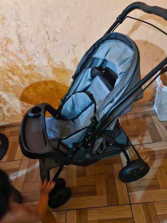 Vendo carrinho de bebê- Galzerano cinza. - Foto 5