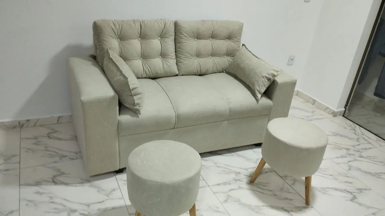 Sofá 3 lugares com puffs 