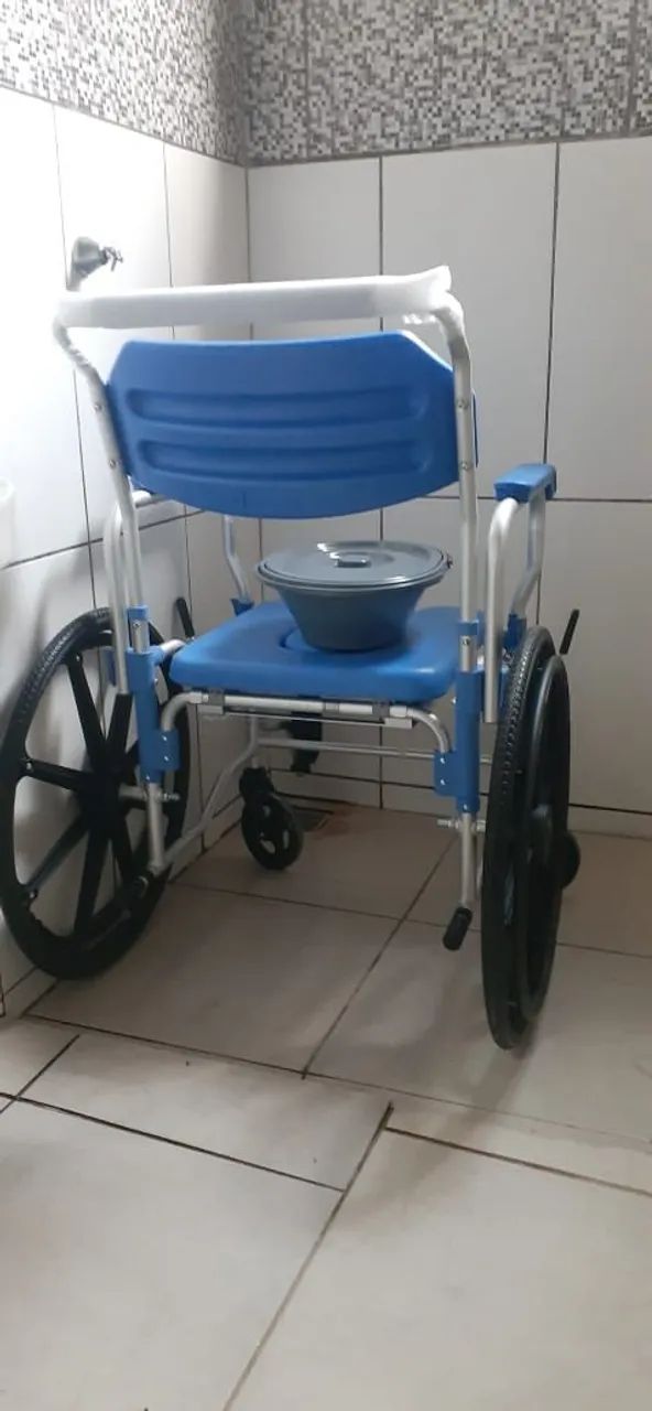 Cadeira de Banho com Rodas traseiras grande, com comadre! - Foto 2