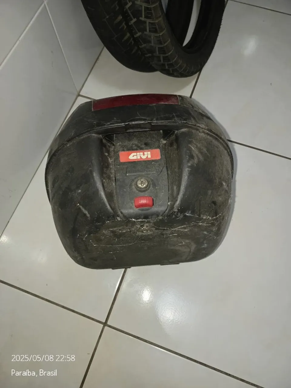 Baú Givi para Moto e pneus meia vida
