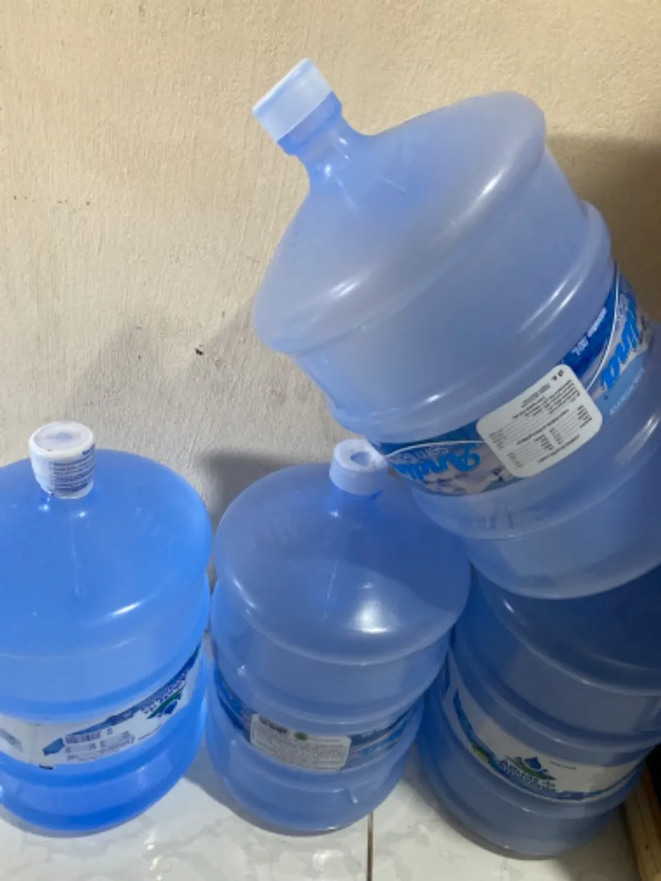Garrafões secos de 20 litros .
