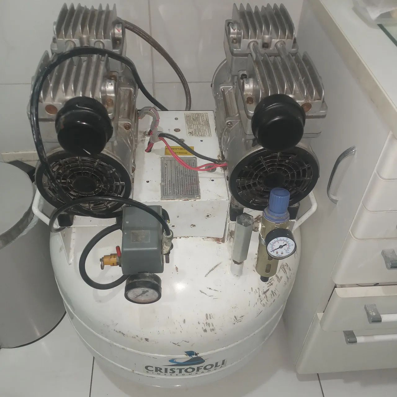 Compressor odontologico com pequeno defeito