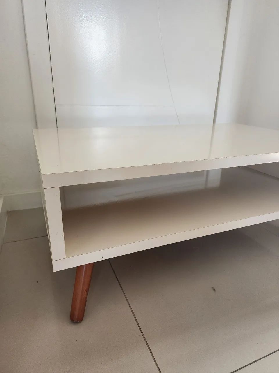 Mesa de centro moderna com design clean - Foto 2