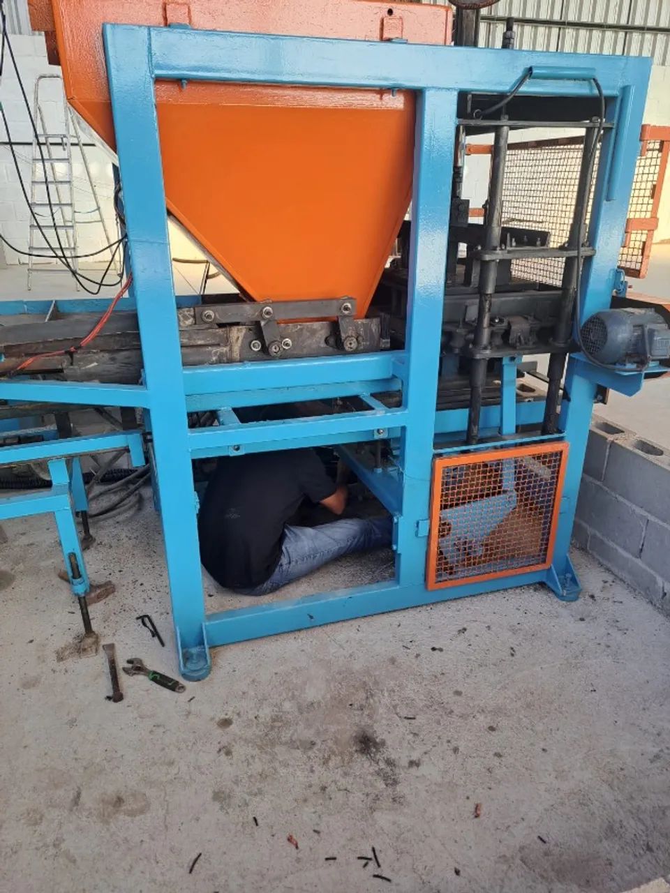 MAQUINA HIDRAULICA DE FABRICAÇÃO DE PAVERS E BLOCOS - Foto 3