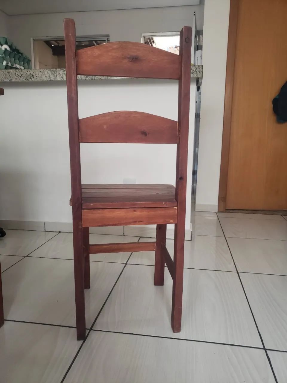 Vendo 06 cadeiras de madeira - Foto 4