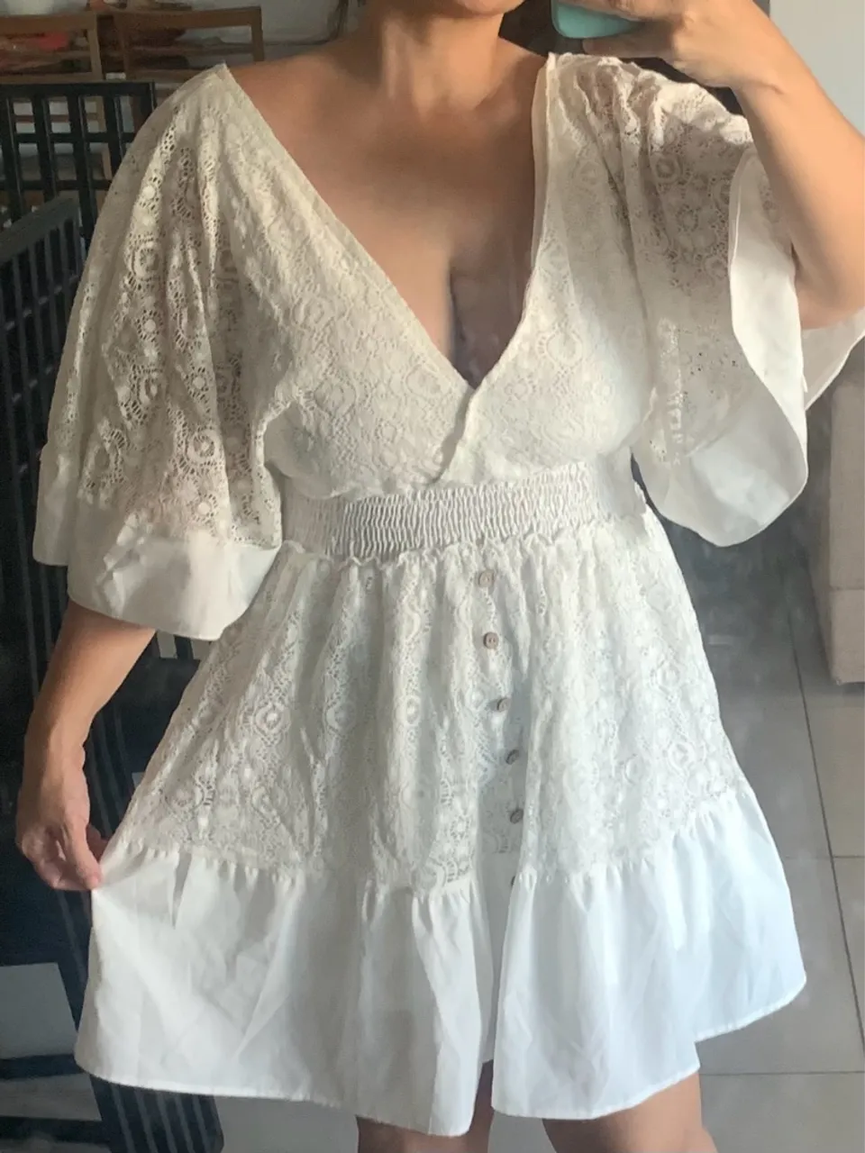 Vestido branco com detalhes em renda