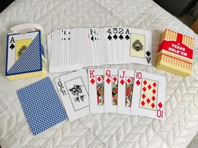 Kit de baralhos em plástico: Copag e diversos - Foto 2