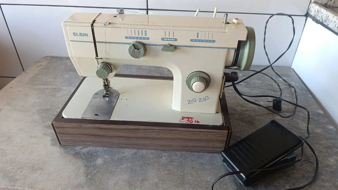 Máquina de Costura Elgin Zig Zag