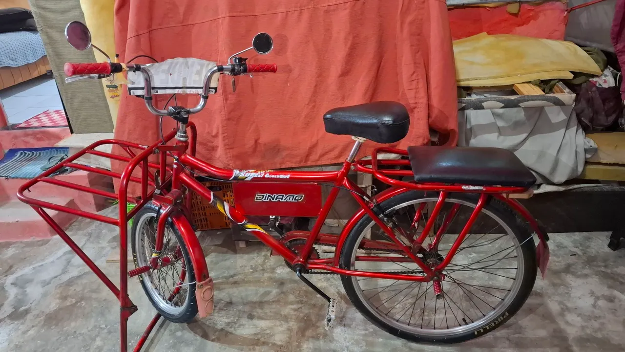 Bicicleta de carga, vermelha, em excelente estado
