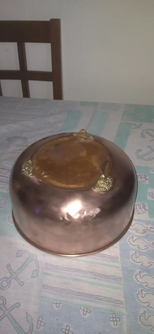 Tacho de cobre antigo com tres pes em formato de patas - Foto 3