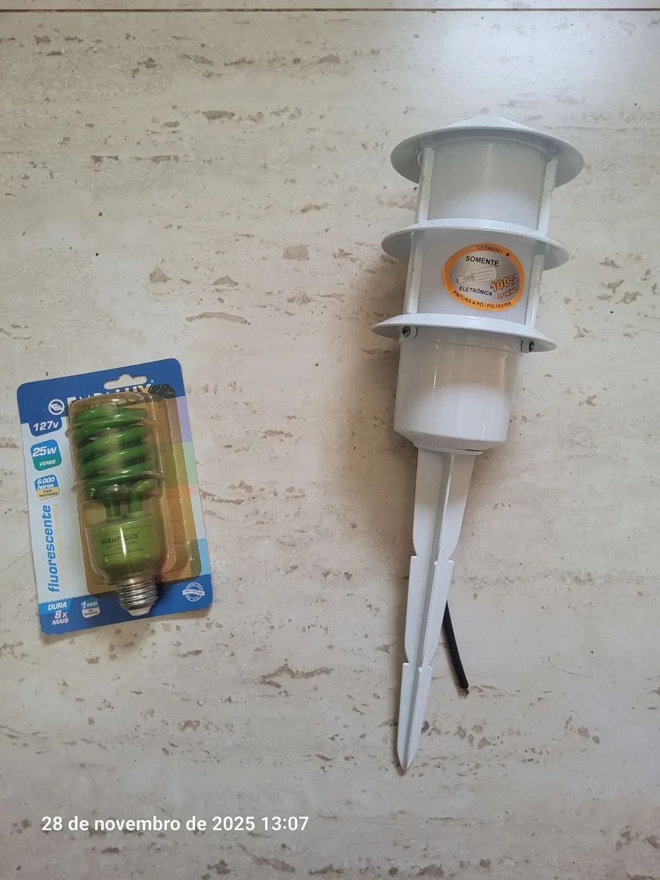 Kit 2 Espetos Orientais Germany 8102 + lâmpadas verdes 25W - Novo na caixa original  - Foto 5