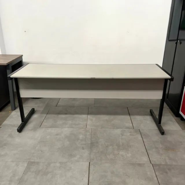 2 Mesas e 1 Cadeira de Escritório Usadas - Ótima Oportunidade!!