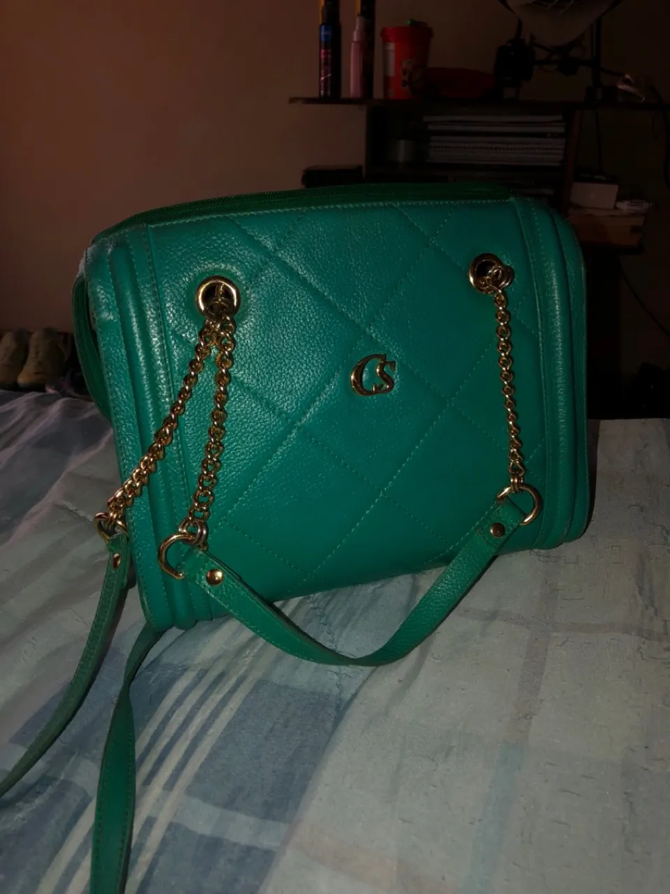 Bolsa de Ombro Verde com Detalhes Dourados