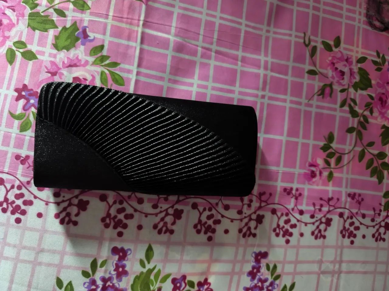 Clutch Preta Elegante com Detalhe Texturizado - Foto 2