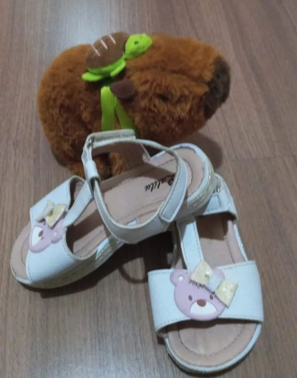Sandálias infantis com detalhe de urso - Foto 2