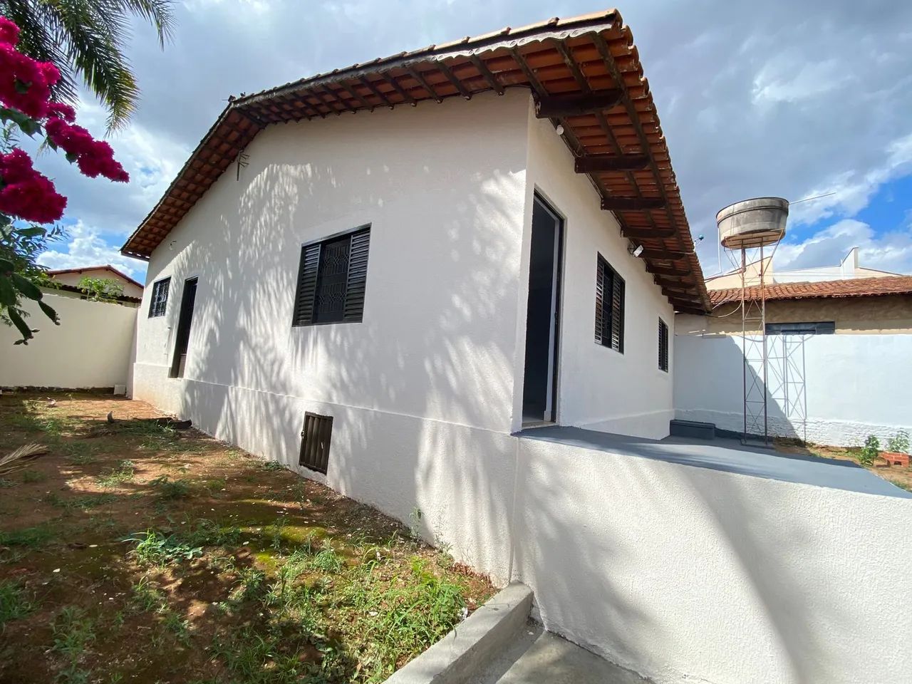 CASA NO GARAVELO DE  3 QTS  SUITE , Lote Grande , PERTO DO PARQUE do Garavelo