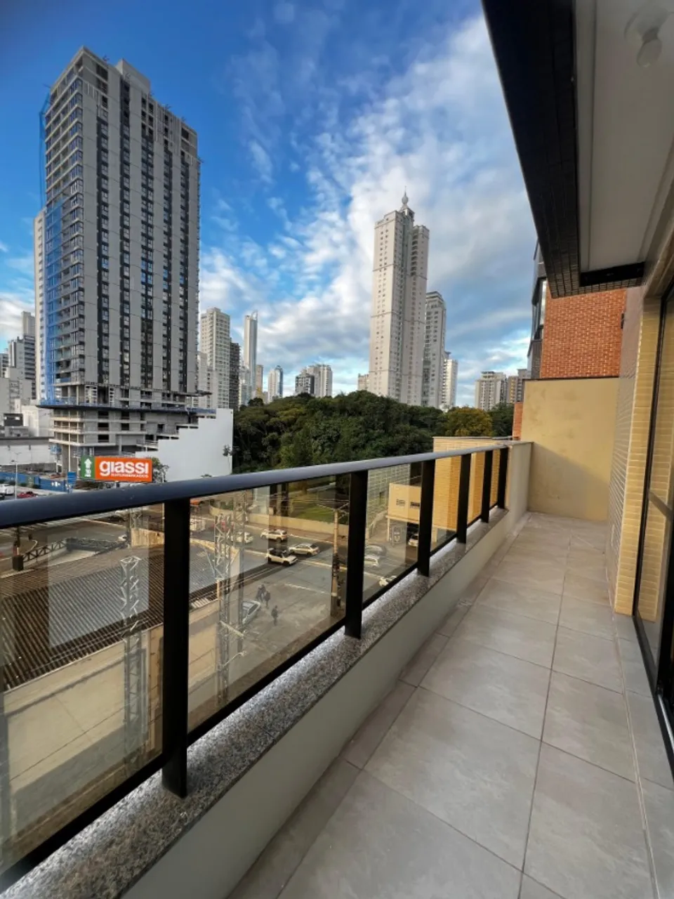 Locação Anual - Apartamento diferenciado com 2 suítes e 2 vagas - Balneário Camboriú