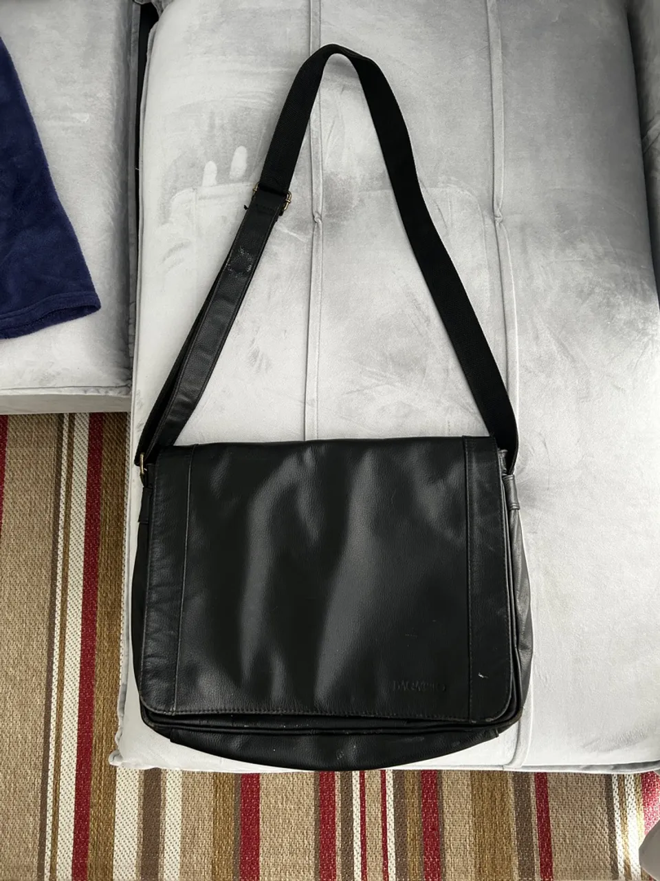 Bolsa de Ombro em Couro Sintético - Elegância e Praticidade
