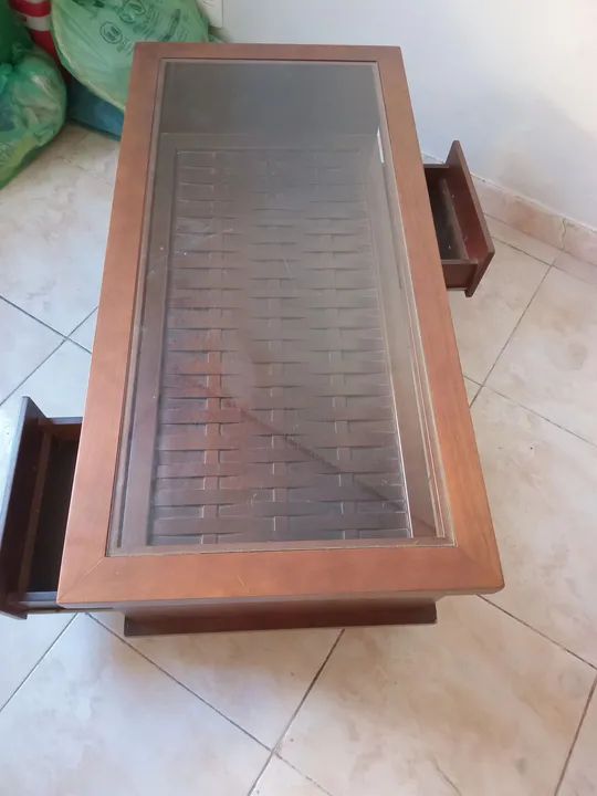 Mesa de Centro em Madeira com Tampo de Vidro