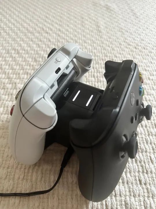 2 Controles XBOX - Carbon Black e White S+ Base Carregadora HyperX  - Foto 4